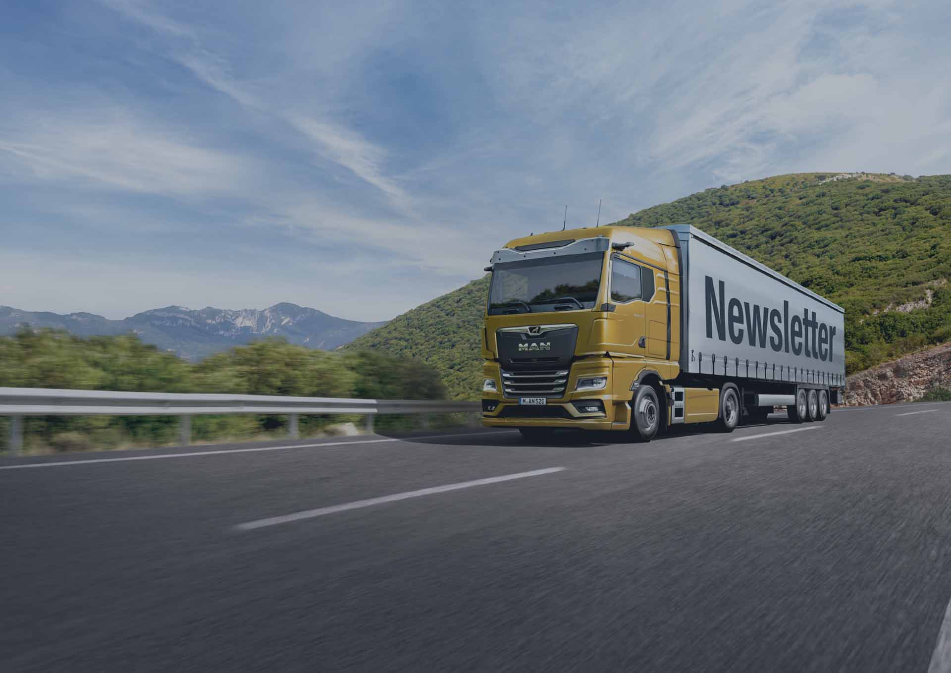 MAN LKW wirbt für die Newsletter-Anmeldung für den MAN Merchandising Online Shop auf einer bergigen Autobahn